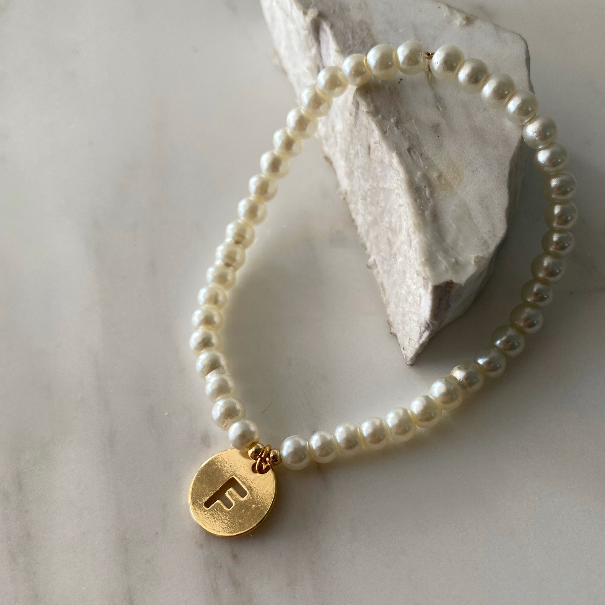 Pulsera inicial medalla