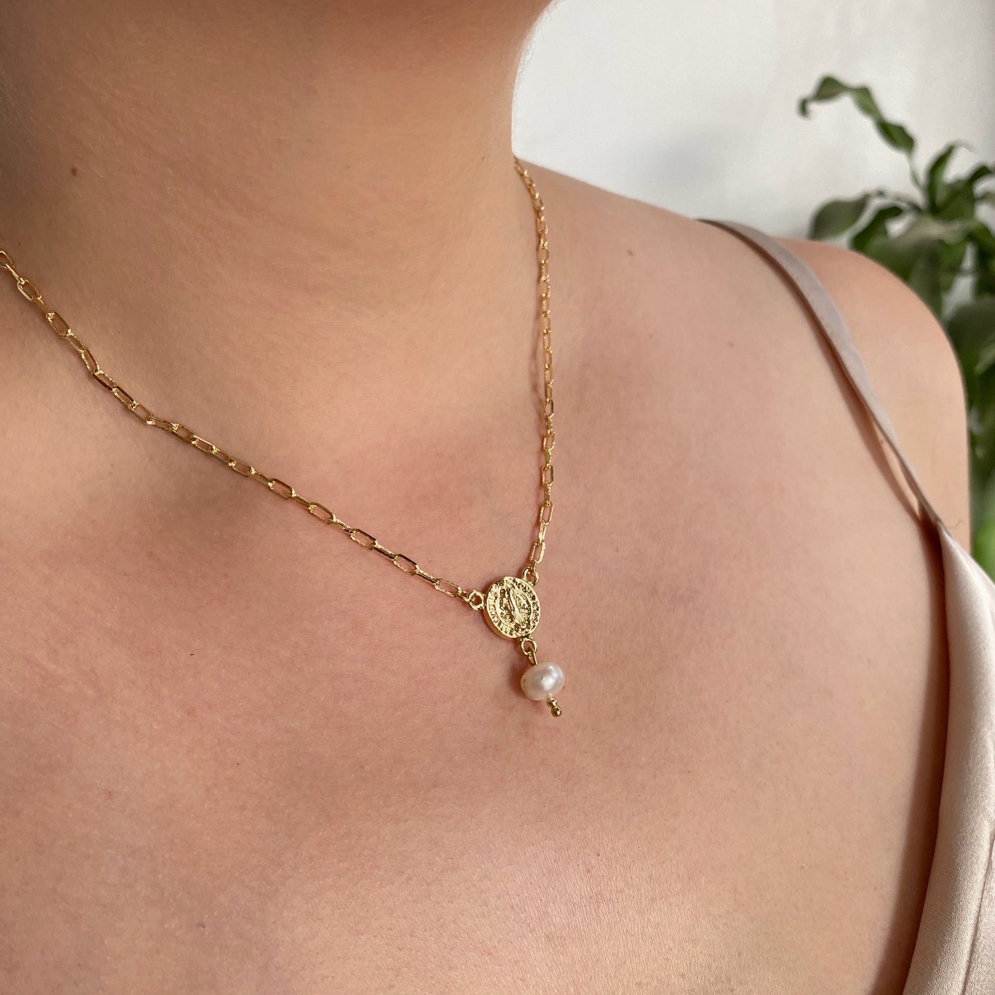 Collar Medalla San Benito perla