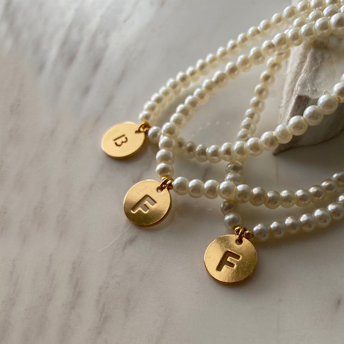 Pulsera inicial medalla